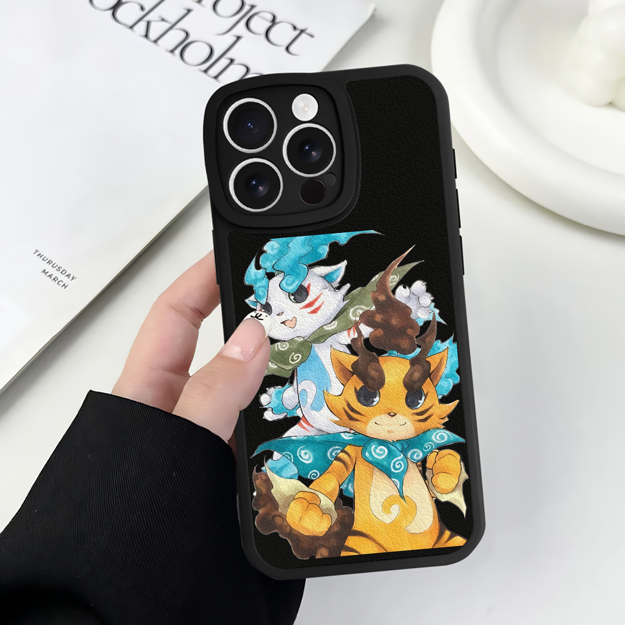 （画像用） 妖怪ウォッチ Yo-kai Watch 【iPhone 16シリーズ対応】シリコンスマホケース（レザー調） 材質：シリコン
